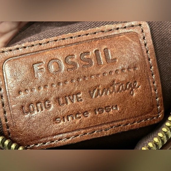 👜 Pre- Loved Vintage Brown Leather Fossil Messenger style purse - Picture 2 of 14